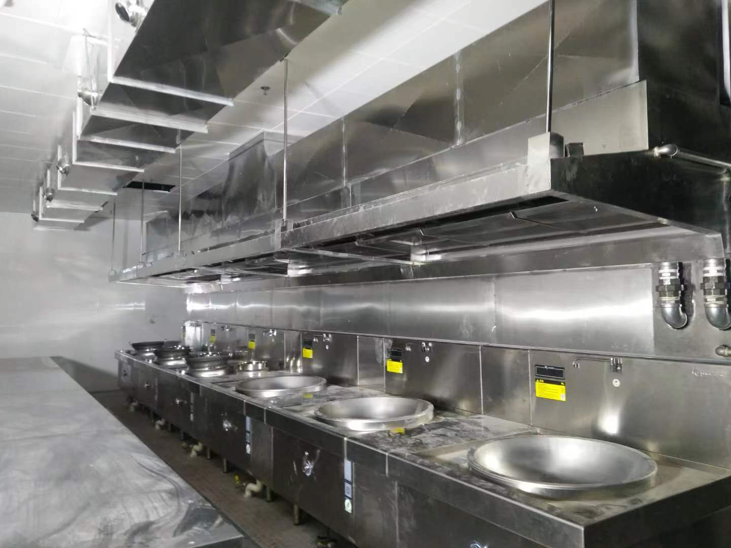 食堂餐饮厨房设备工程厂家方案设计以及食堂电磁大锅灶机芯性能特点有哪些？